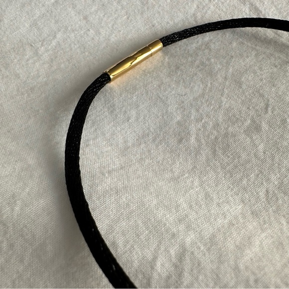 Sajen Vintage Heart Designer Pendant on Black Silk Cord - Picture 6 of 12